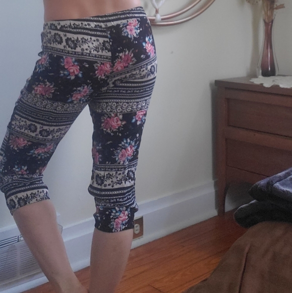 Floral Capri Pants - Picture 2 of 5